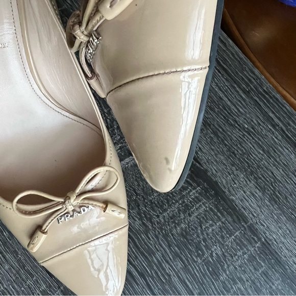 Prada Beige Patent Leather Pointed Toe Bow Pump Heels EU38.5 US8.5 UK5.5 $950 - Picture 13 of 17